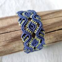 bezauberndes Makramee Armband in dunkelblau mit hellgrünen Elementen Bild 2