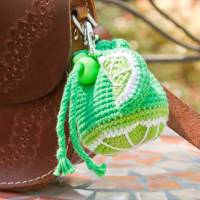 Gehäkelte Tasche ca. 8 cm hoch handgemachter Beutel grün Schlüsselanhänger Limette Frucht mit Karabiner Bild 1