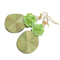Ohrringe mit Blüte handmade in salbei mint grün polymerclay und Holz boho chic handgemacht Bild 1