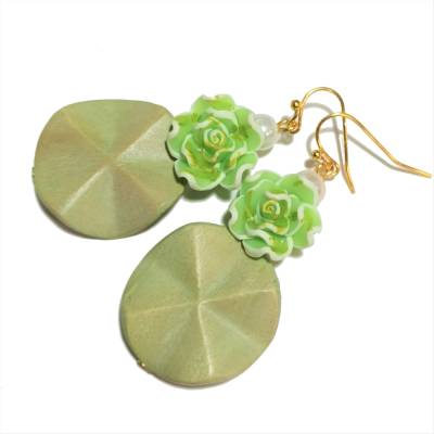 Ohrringe mit Blüte handmade in salbei mint grün polymerclay und Holz boho chic handgemacht