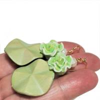 Ohrringe mit Blüte handmade in salbei mint grün polymerclay und Holz boho chic handgemacht Bild 2