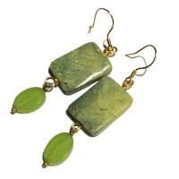 Coole Ohrringe grün handgemacht mit Achat in limegreen und Jaspis Rechteck goldfarben zum boho stil Bild 1