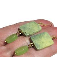 Coole Ohrringe grün handgemacht mit Achat in limegreen und Jaspis Rechteck goldfarben zum boho stil Bild 2