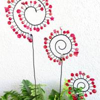 Spiral Blumenstecker Pflanzenstecker mit verschiedenen roten transparenten Perlen Bild 1