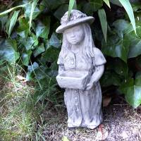 Wetterfeste Steinfigur Mädchen mit Schale patiniert stehend - Eine charmante Gartenfigur für das ganze Jahr Bild 1