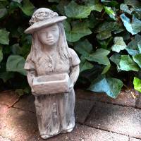 Wetterfeste Steinfigur Mädchen mit Schale patiniert stehend - Eine charmante Gartenfigur für das ganze Jahr Bild 3