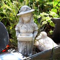 Wetterfeste Steinfigur Mädchen mit Schale patiniert stehend - Eine charmante Gartenfigur für das ganze Jahr Bild 4