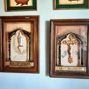 2 antike Altarbilder, Hausaltare, Mutter Gottes und Jesus am Kreuz, antike Kastenbilder um 1900, K.u.K - Monarchie Bild 1