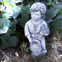 Wetterfeste Gartenfigur Junge mit Blumen und Korb patiniert - Eine charmante Steinfigur für das ganze Jahr Bild 1