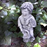 Wetterfeste Gartenfigur Junge mit Blumen und Korb patiniert - Eine charmante Steinfigur für das ganze Jahr Bild 3