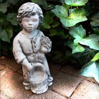 Wetterfeste Gartenfigur Junge mit Blumen und Korb patiniert - Eine charmante Steinfigur für das ganze Jahr Bild 4