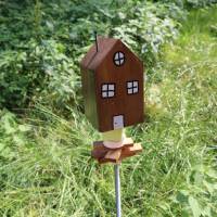 Gartenstecker Haus Holz braun handgefertigt Bild 1