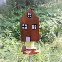 Gartenstecker Haus Holz braun handgefertigt Bild 2