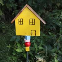 Gartenstecker Haus gelb Holz handgefertigt Bild 1