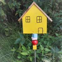 Gartenstecker Haus gelb Holz handgefertigt Bild 2