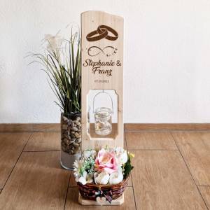 Holz Deko Schild | personalisiertes Hochzeitsgeschenk mit Namen und Datum | Holzschild mit Laterne Bild 1