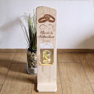 Holz Deko Schild | personalisiertes Hochzeitsgeschenk mit Namen und Datum | Holzschild mit Laterne Bild 2