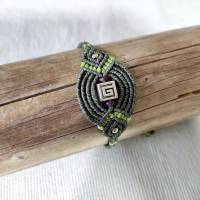 Makramee Armband in olivgrün mit hellgrünen Elementen und einer schlichten Metallperle als eyecatcher Bild 2