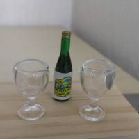 Miniatur Weingläser + Weinflaschen für das Puppenhaus oder  zum Basteln - Puppenhaus - Krippenbau Diorama Bild 1