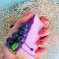 Handgemachte Seife, aus Sheabutter, in Form von einem Stück Blueberry Cheesecake Bild 1
