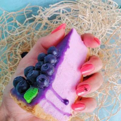 Handgemachte Seife, aus Sheabutter, in Form von einem Stück Blueberry Cheesecake