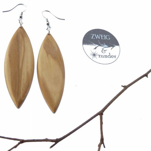 Hängeohrringe in Blattform aus ruhig gemastertem Olivenholz, sehr leicht, matt geölte Oberfläche