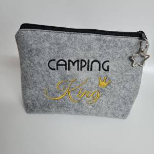 Herren Kosmetiktasche Kulturtasche Camping King grau Tasche mit Anhänger Utensilientasche Geschenkidee Mitbringsel Bild 7