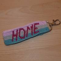 kurzes Schlüsselband mit eingehäkeltem Text "HOME", rosa-beige-türkis, Biobaumwolle, GOTS, Handarbeit Bild 1