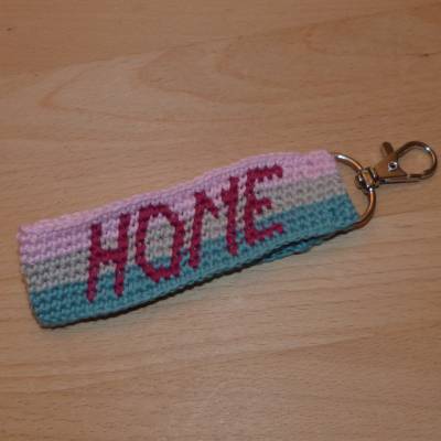 kurzes Schlüsselband mit eingehäkeltem Text "HOME", rosa-beige-türkis, Biobaumwolle, GOTS, Handarbeit