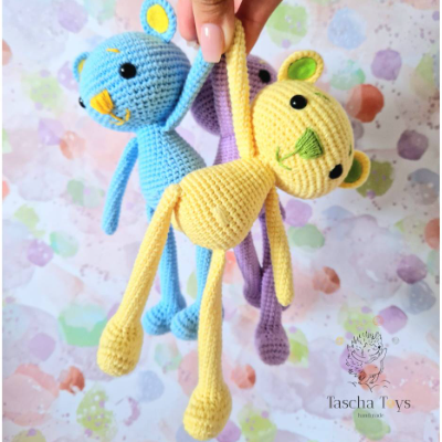 Kuscheltier Bär in verschiedenen Farben gehäkelt als Geschenk zum Geburtstag für Junge oder Mädchen