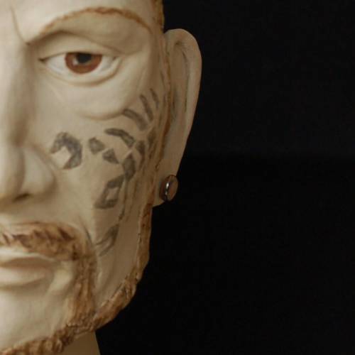 Skulptur aus Ton - der Mann mit dem Skorpion-Tatoo - frostfest gebrannt