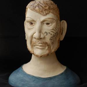 Skulptur aus Ton - der Mann mit dem Skorpion-Tatoo - frostfest gebrannt Bild 5