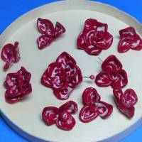 Perlensortiment, 10 Blüten, rot weiß, Polymer Clay, Blumen, Fimo, Perlenmix, Perlenset, Perlenmischung Bild 2