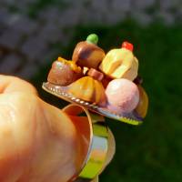 Ring mit Pralinen in miniatur Fimo Polymer clay handmodelliert Fingerring Bild 4