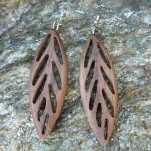 Ohrring in Blattform aus echtem Walnuss / Nussbaum Holz, silberne Edelstahl Ohrhaken, sehr leicht Bild 4