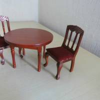 Miniatur Tisch rund mit 2 St. Polsterstuhl  für das Puppenhaus oder zur Dekoration oder zum Basteln - Puppenhaus Bild 2