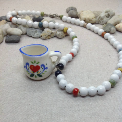 Holzperlenkette mit einem kleinen Milchkrug als Anhänger