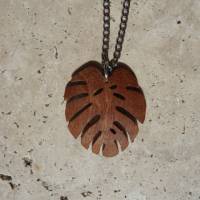 Halskette aus echtem Mahagoni Holz Stil "Monstera Blatt", silberne Edelstahl Panzerkette Bild 6