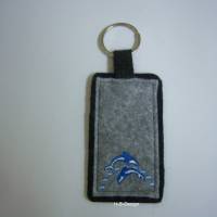 Schlüsselanhänger mit springenden Delfinen aufgestickt, Taschenbaumler,Filz grau-schwarz mit Schlüsselring, Mitbringsel Bild 2