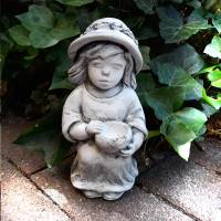Wetterfeste Steinfigur Mädchen mit Schale sitzend patiniert - Eine charmante Gartenfigur für das ganze Jahr Bild 1