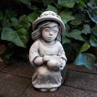 Wetterfeste Steinfigur Mädchen mit Schale sitzend patiniert - Eine charmante Gartenfigur für das ganze Jahr Bild 3