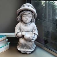 Wetterfeste Steinfigur Mädchen mit Schale sitzend patiniert - Eine charmante Gartenfigur für das ganze Jahr Bild 5