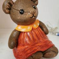 Süsses sitzende Teddy Mädchen aus Keramik Bild 4