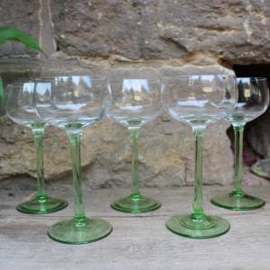 5 Jugendstil Weingläser mundgeblasen grüner Stiel Kristallglas Bild 1