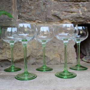 5 Jugendstil Weingläser mundgeblasen grüner Stiel Kristallglas Bild 2
