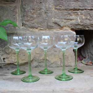 5 Jugendstil Weingläser mundgeblasen grüner Stiel Kristallglas Bild 3