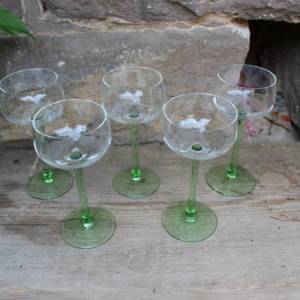 5 Jugendstil Weingläser mundgeblasen grüner Stiel Kristallglas Bild 4