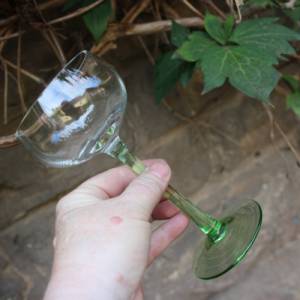 5 Jugendstil Weingläser mundgeblasen grüner Stiel Kristallglas Bild 5