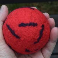 Filzball Wolle 7,4 cm rot waschbar handgemacht zum Spielen, Jonglieren, Handtraining, Entspannen Bild 2