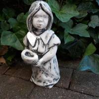 Wetterfeste Steinfigur Mädchen mit Schale stehend patiniert - Eine charmante Gartenfigur für das ganze Jahr Bild 3